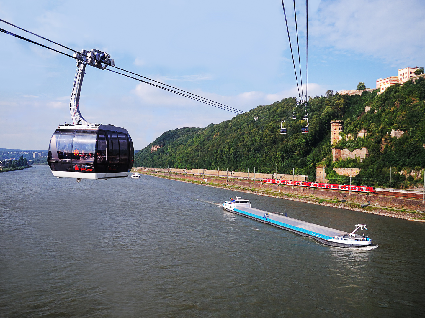 Über dem Rhein schweben