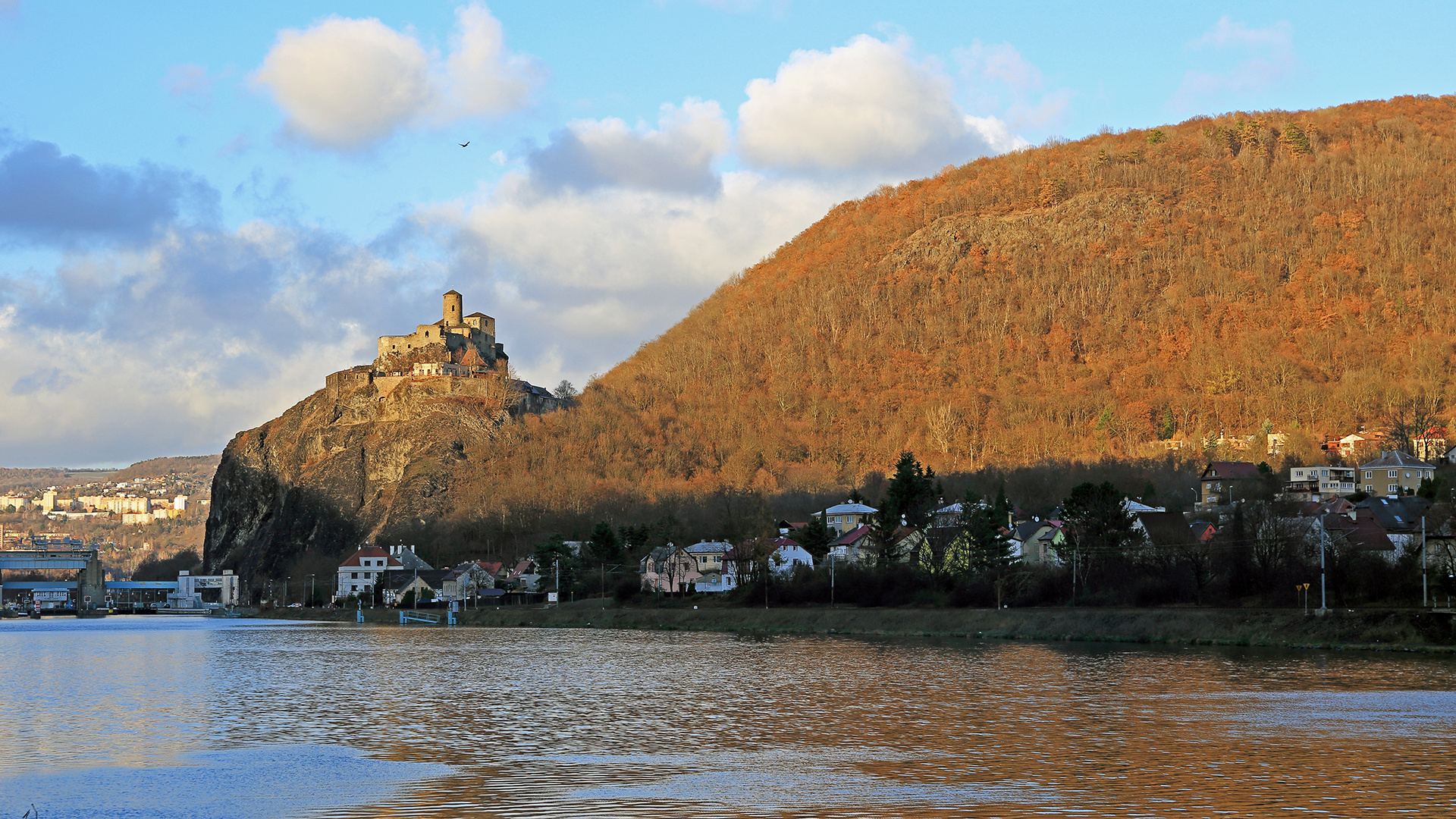 Über dem Schreckenstein eine "dunkle Friedenstaube"...