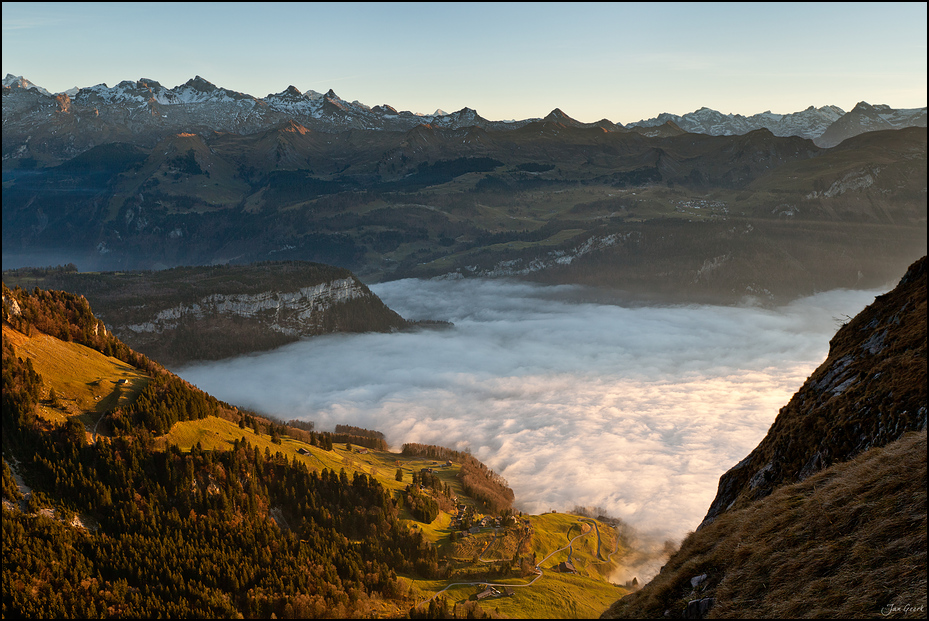 Über dem See aus Nebel