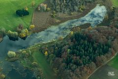 Über dem Weiher