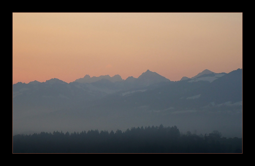 Über dem Zürisee kurz vor Sonnenaufgang