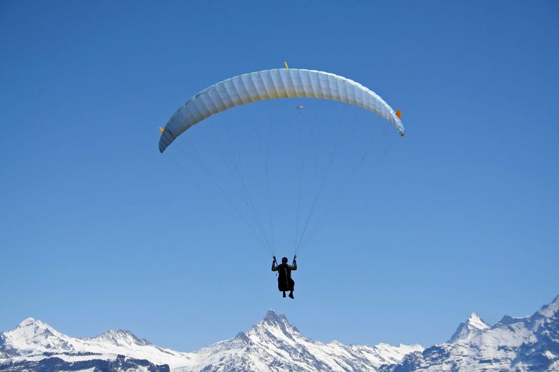 Über den Alpen scheinbar schwerelos...