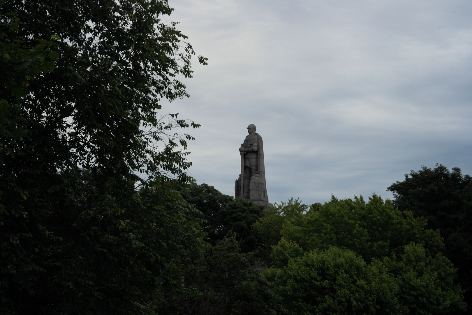 Über den Bäumen... (Bismarck-Denkmal, Hamburg)