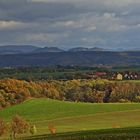 Über den bewaldeten Höhenzug bei Pirna schauen die Gipfel der Sächsischen Schweiz...