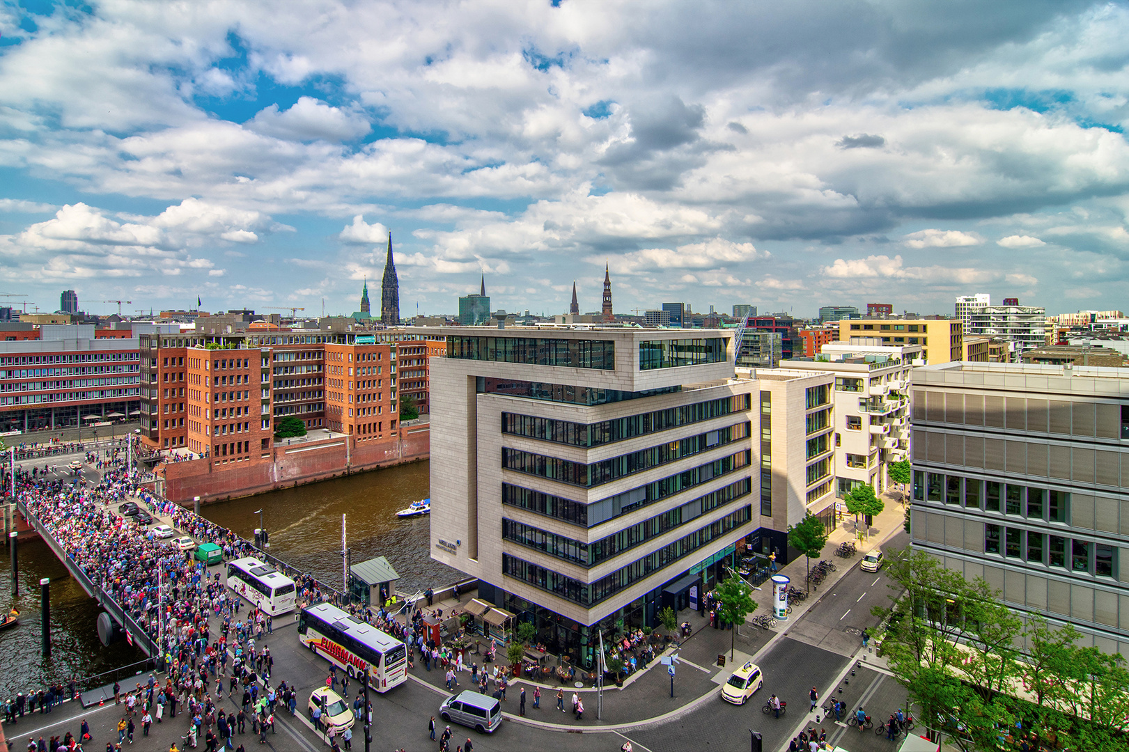 Über den Dächern der HafenCity ...