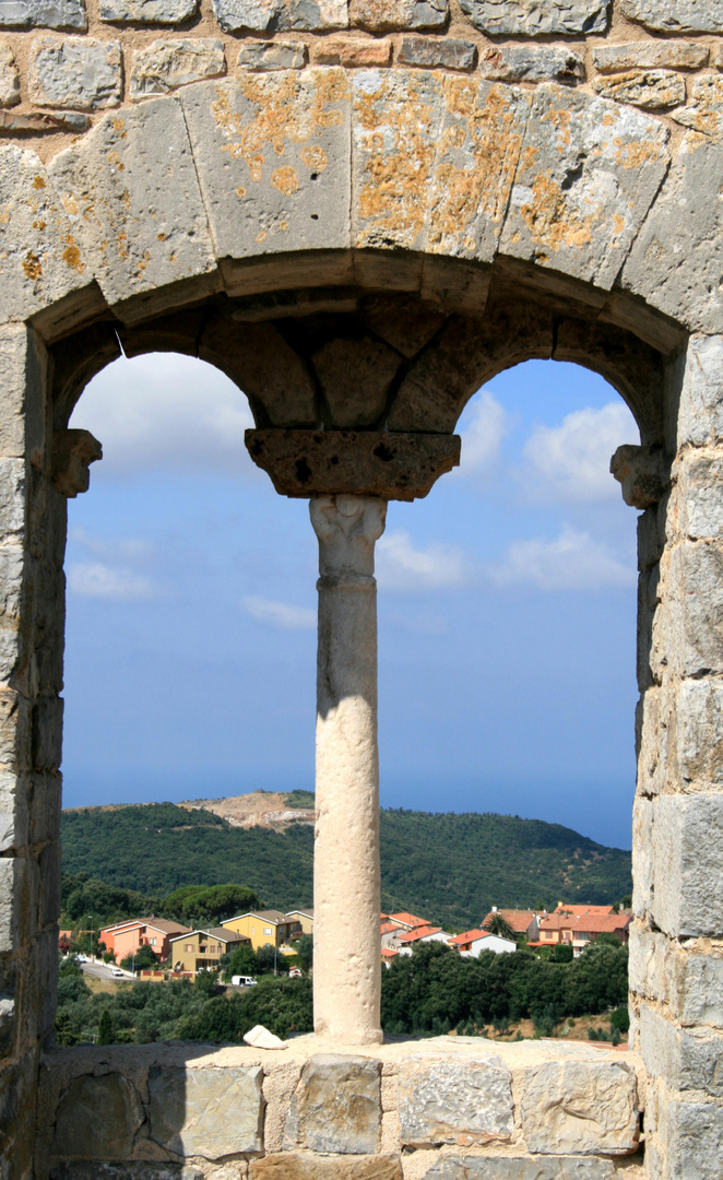 ...über den Dächern des Bergdorfes Campiglia Marittima