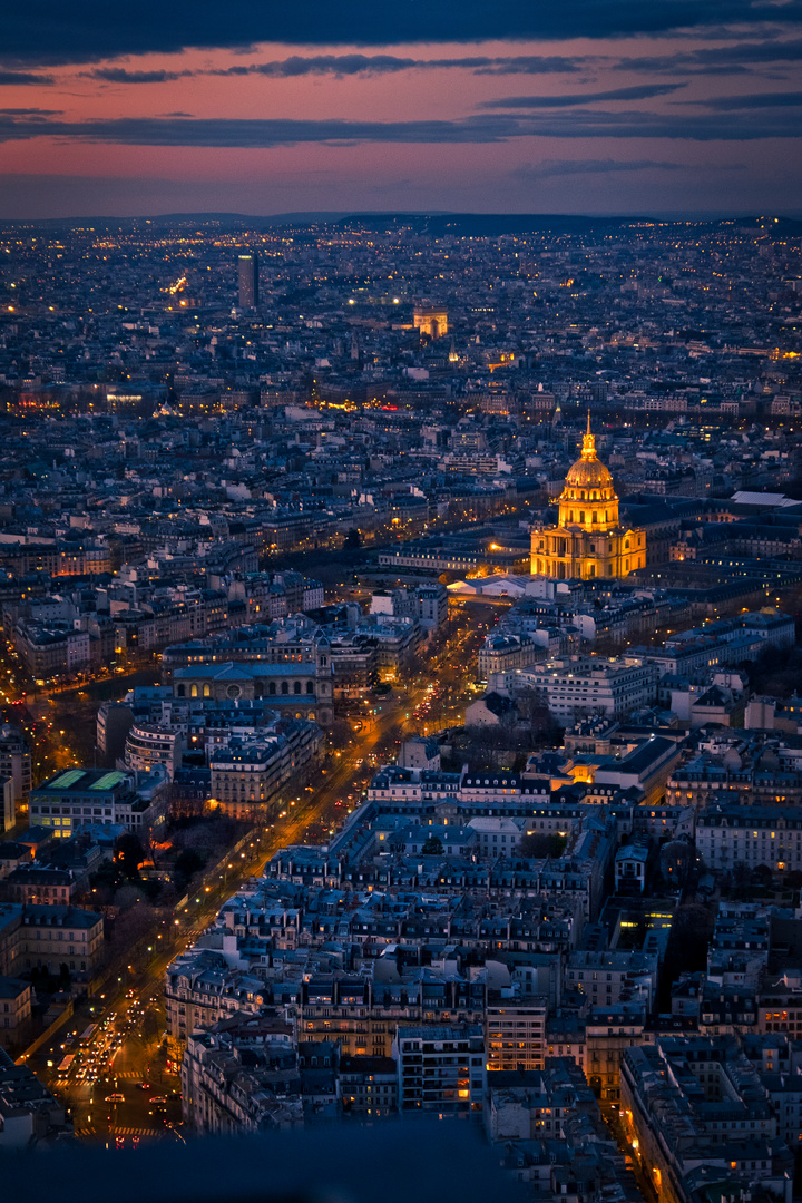 Über den Dächern des nächtlichen Paris