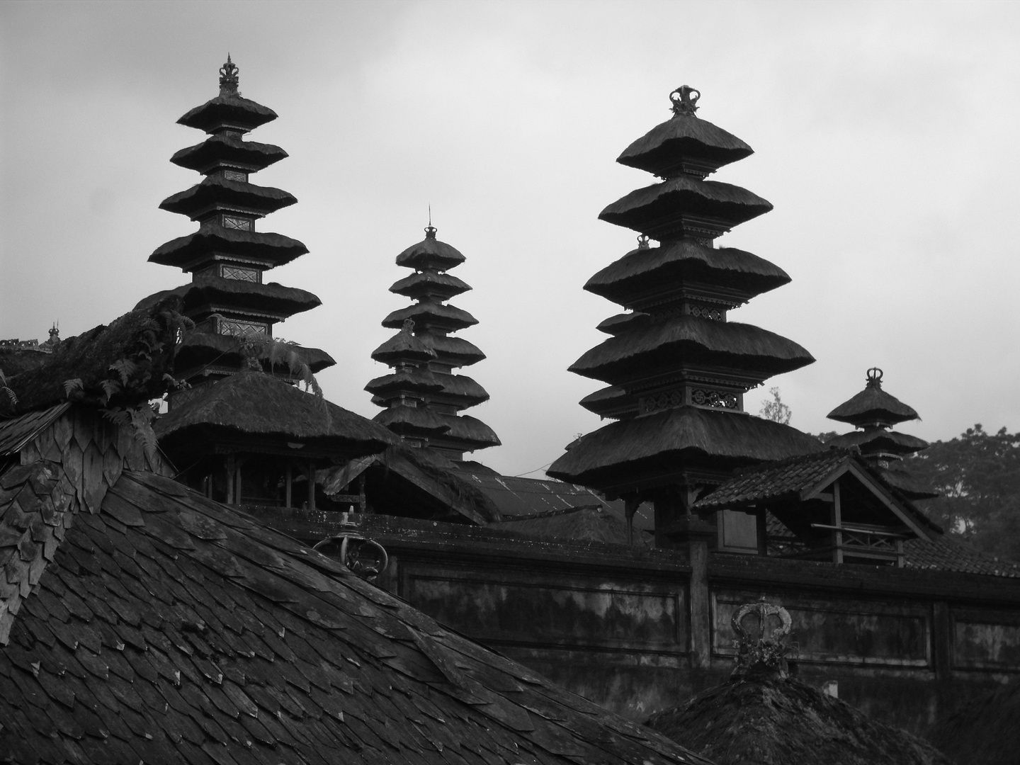 Ueber den Daechern des Tempel (Pura Besakih Bali)