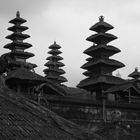 Ueber den Daechern des Tempel (Pura Besakih Bali)