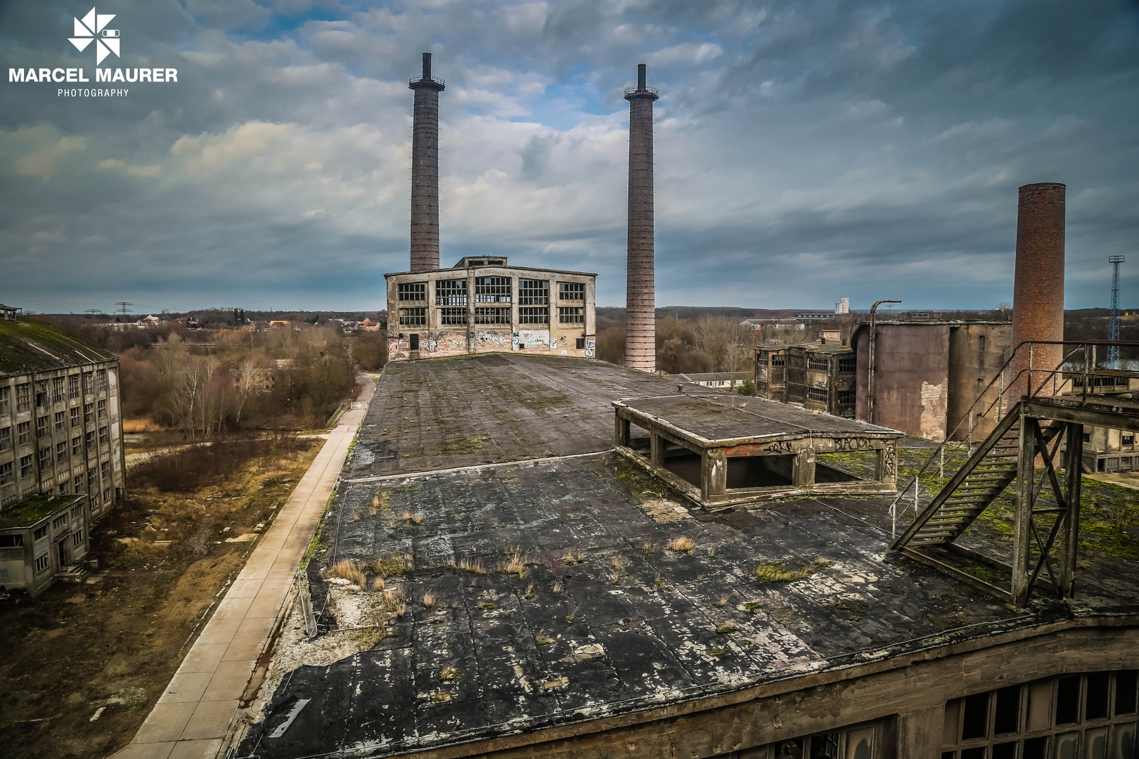 Über den Dächern eines Lost Places