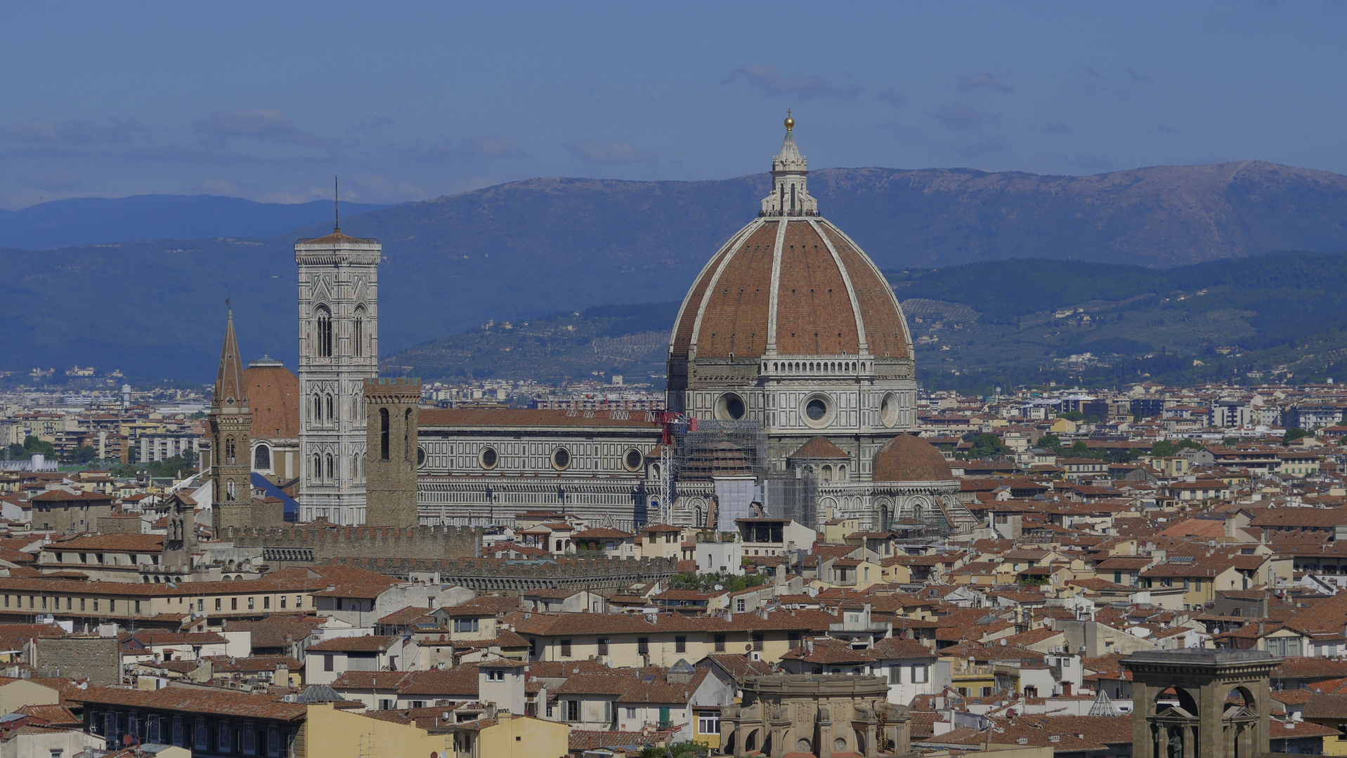 über den Dächern herausragender Dom, Florenz