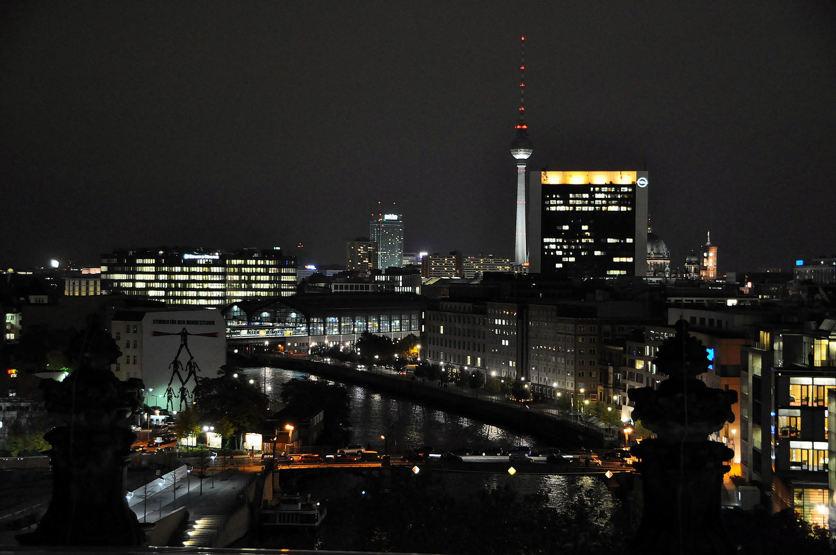 Über den Dächern von Berlin bei Nacht