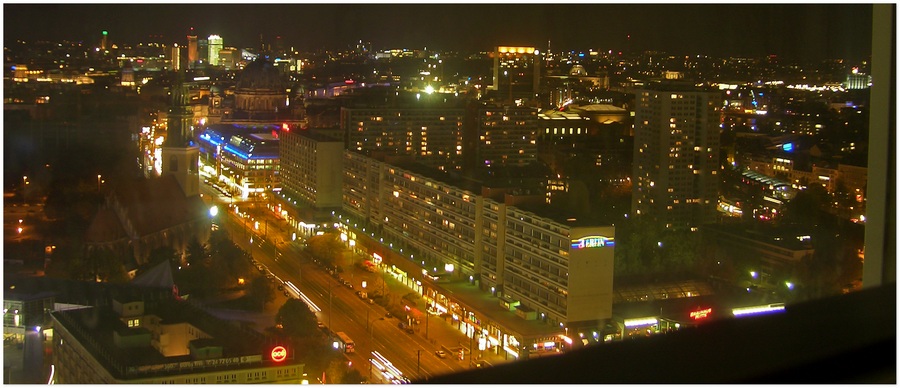Über den Dächern von Berlin bei Nacht