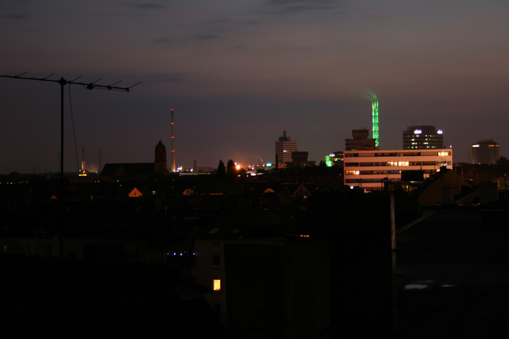 Über den Dächern von Duisburg bei Nacht