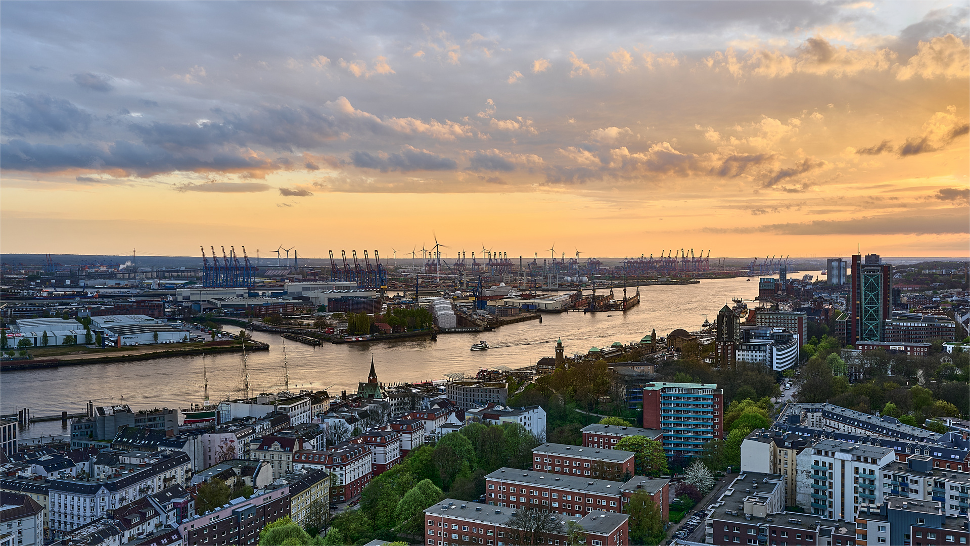 ::: Über den Dächern von Hamburg ::