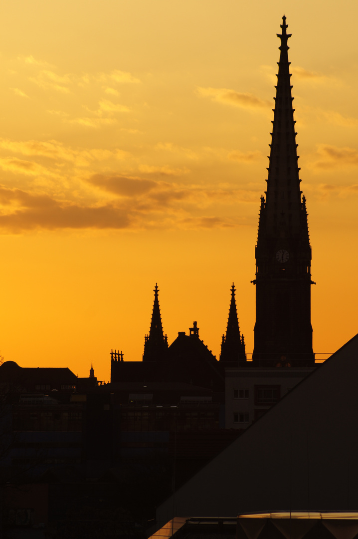 Über den Dächern von Leipzig bei Sonnenuntergang