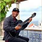 Über den Dächern von Lissabon spielte diese Straßenmusikant seine Lieder...