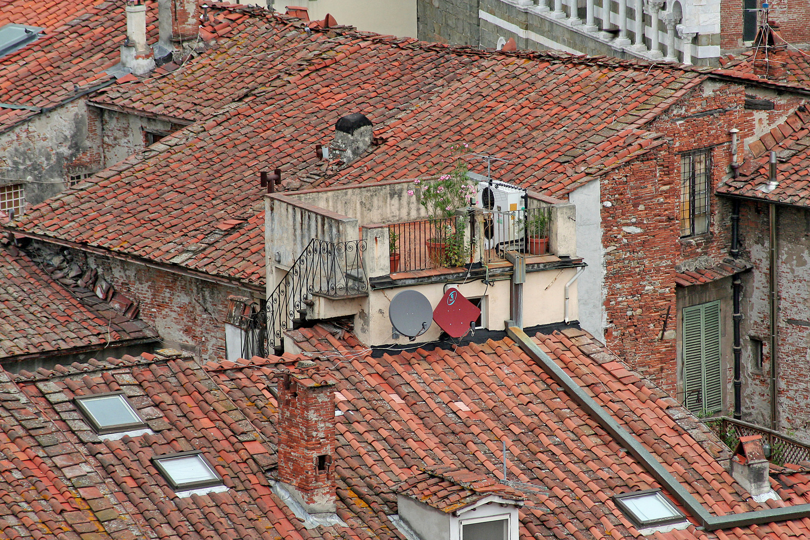 Über den Dächern von Luca II, Toscana, Italien.