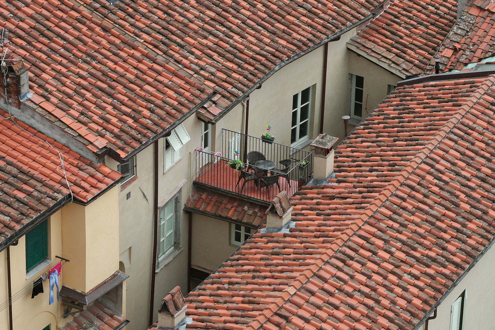 Über den Dächern von Luca VI, Toscana, Italien.