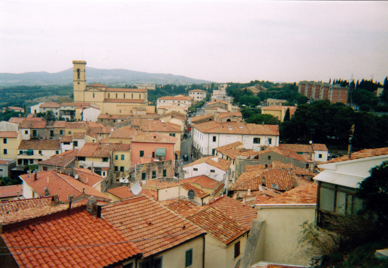 Über den Dächern von Montescudaio, Toskana, Italien