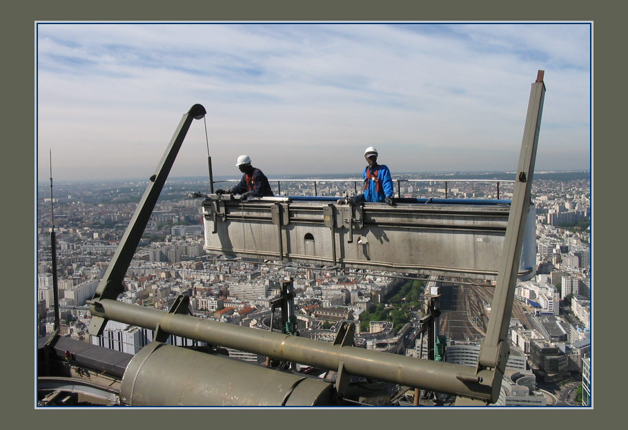 ÜBER DEN DÄCHERN VON PARIS