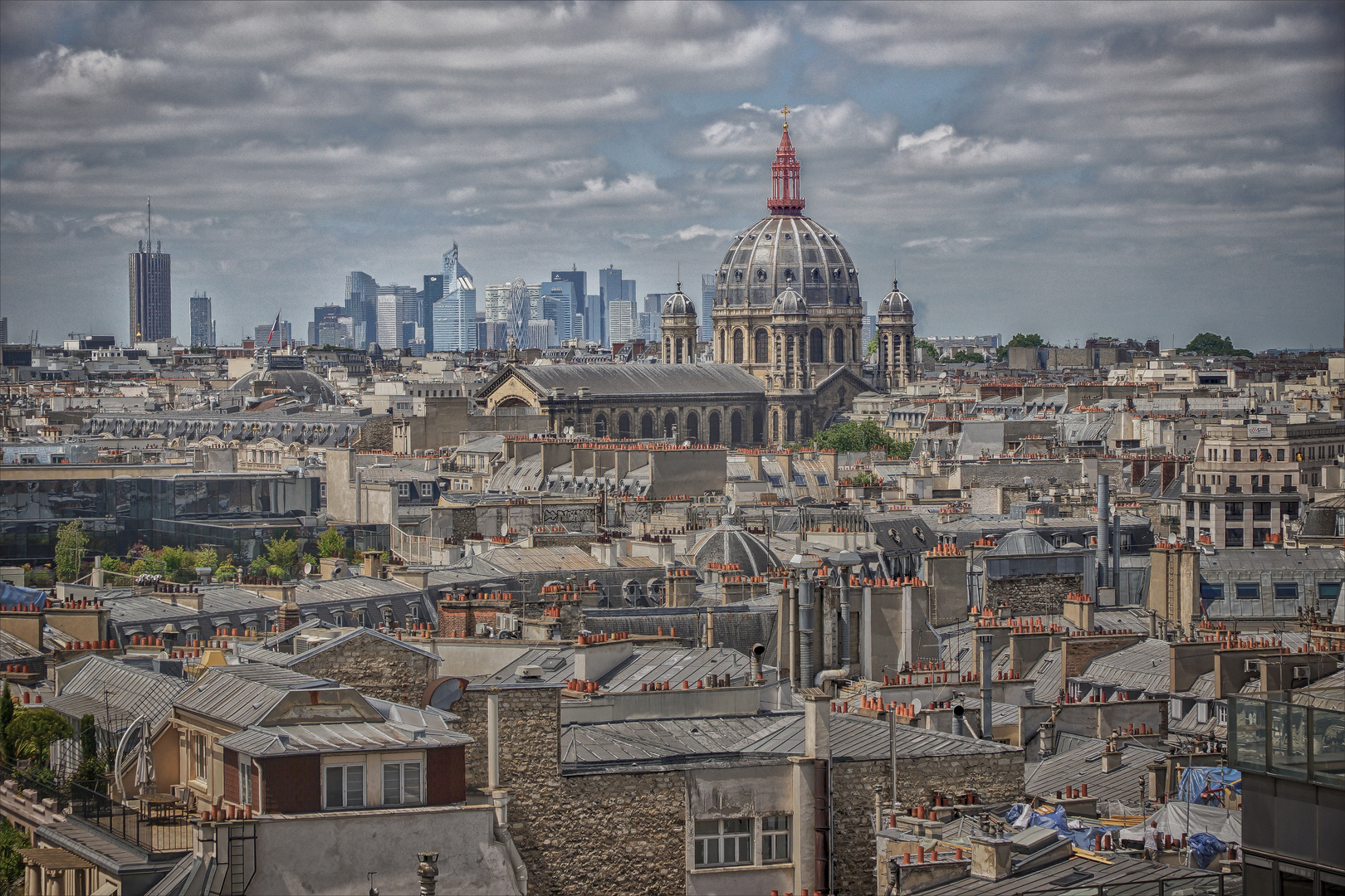 Über den Dächern von Paris mit Blick auf La Defense 