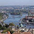 Über den Dächern von Prag mit Blick auf die Moldau