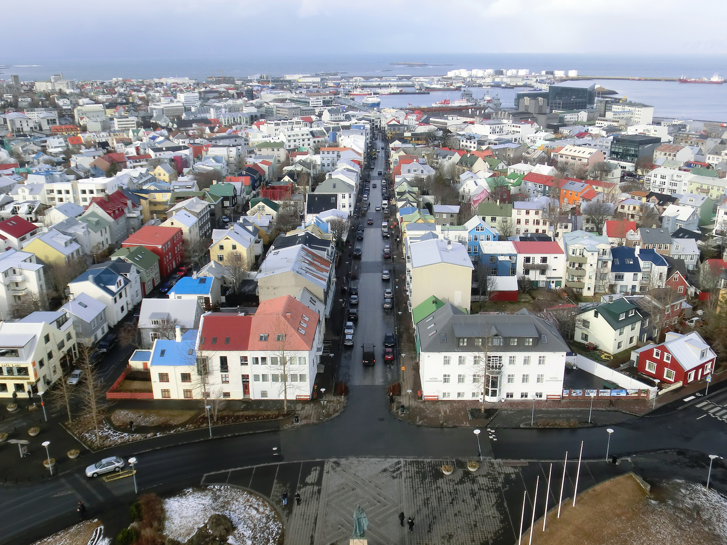 Über den Dächern von Reykjavik