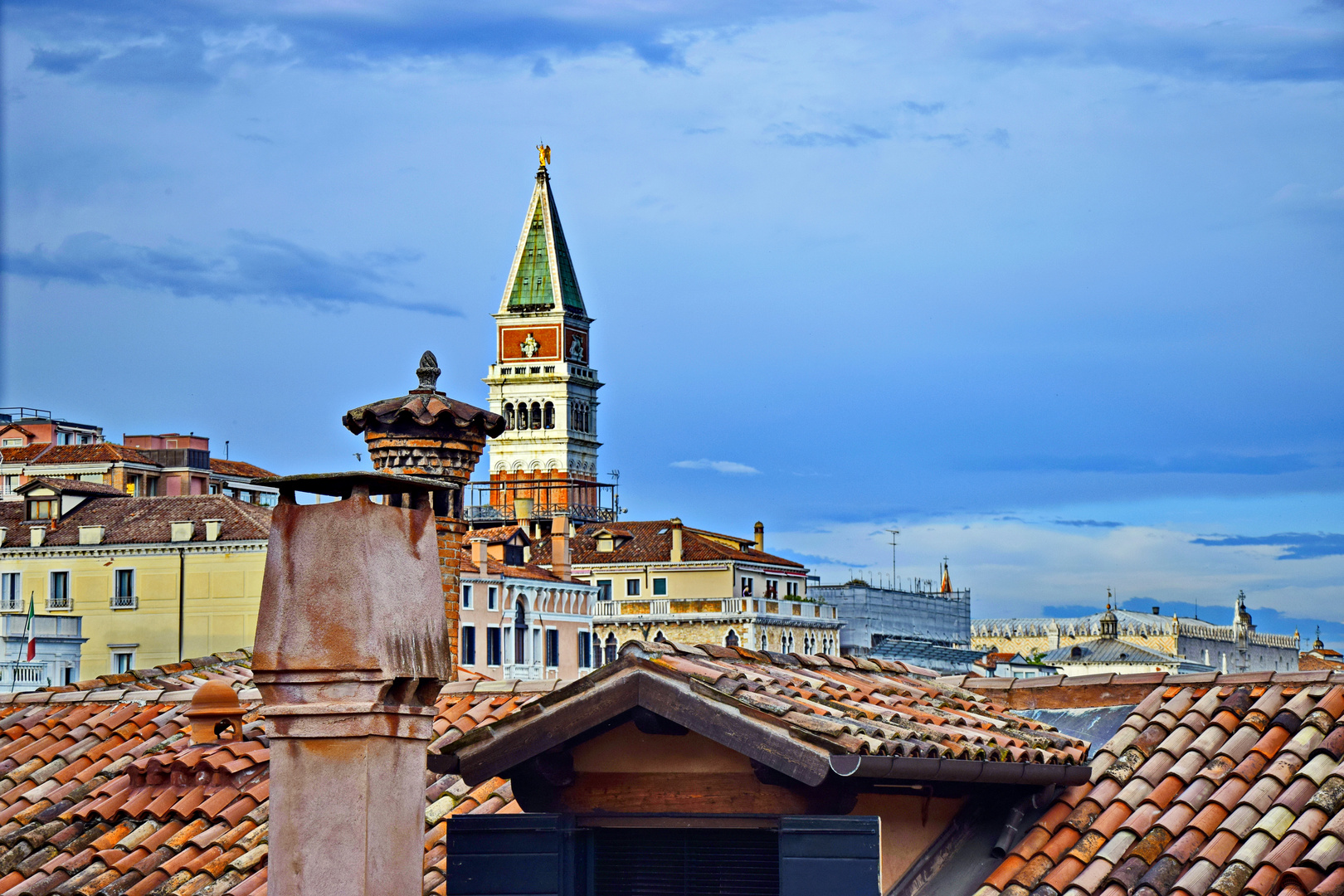 Über den Dächern von Venedig