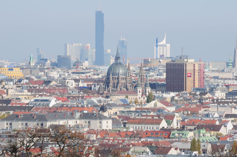Über den Dächern von Wien mit der Kirche Maria vom Siege...