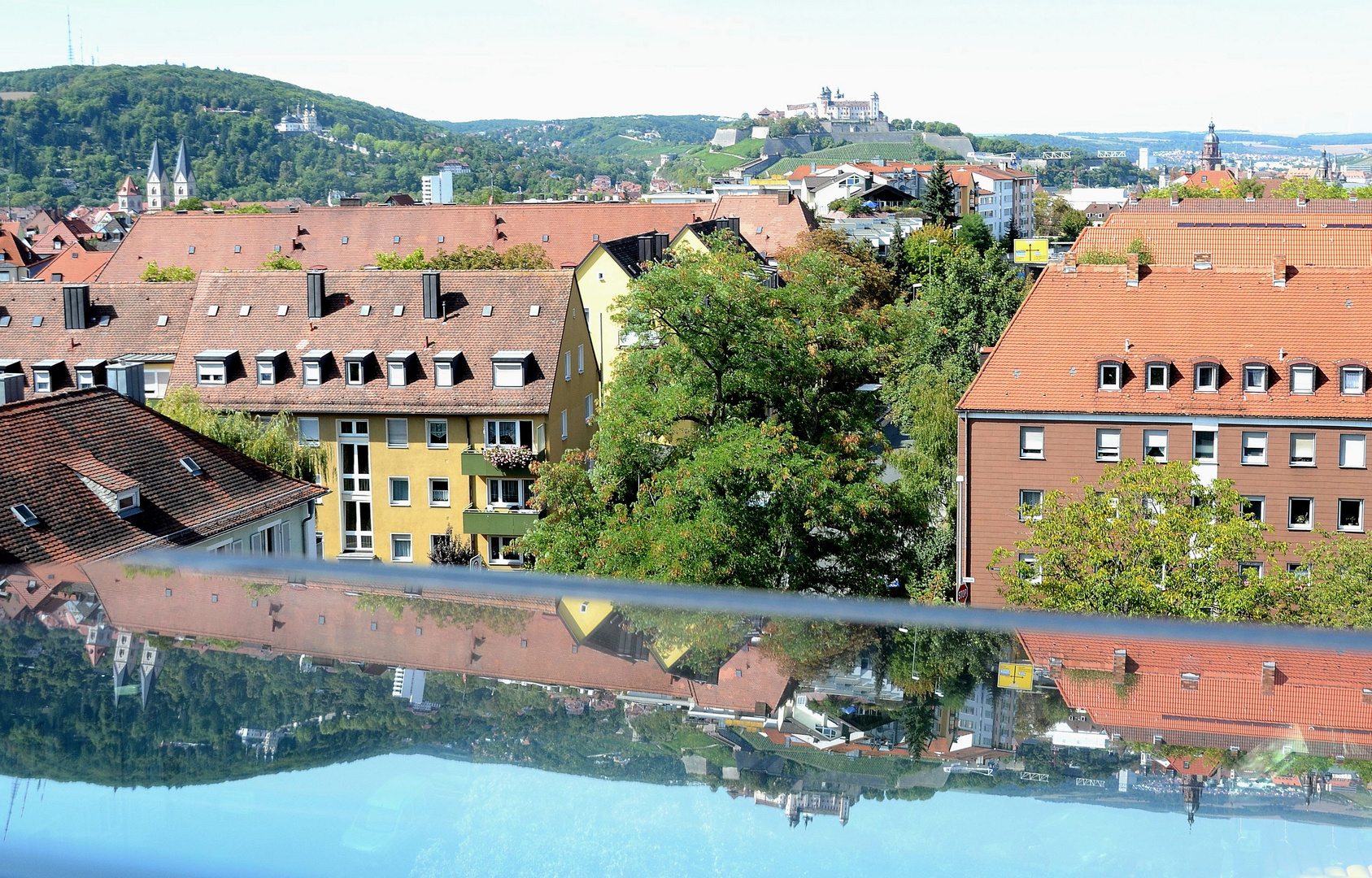 Über den Dächern von Würzburg mit Spiegelbild