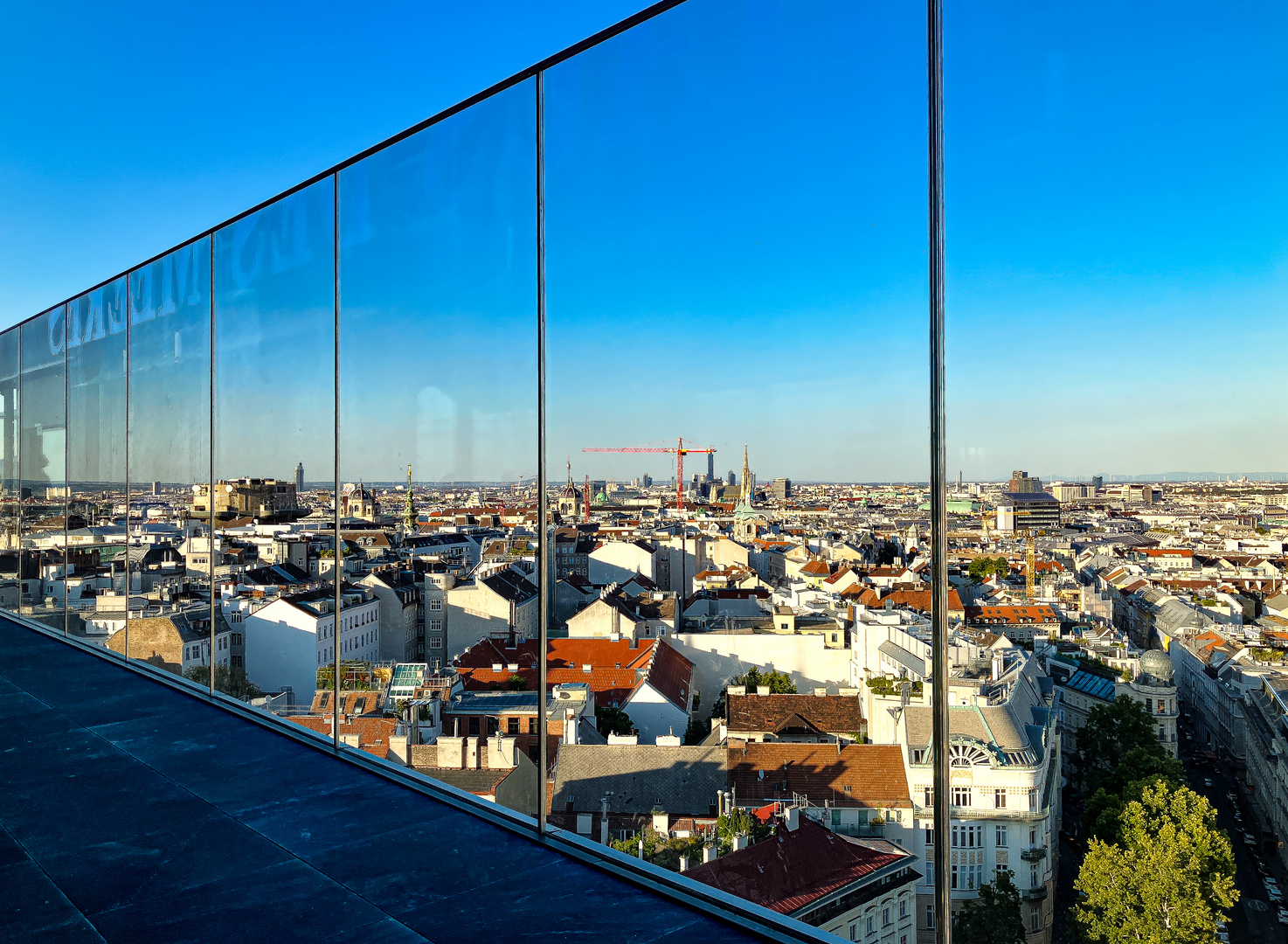 Über den Dächern Wiens - hinter Glas