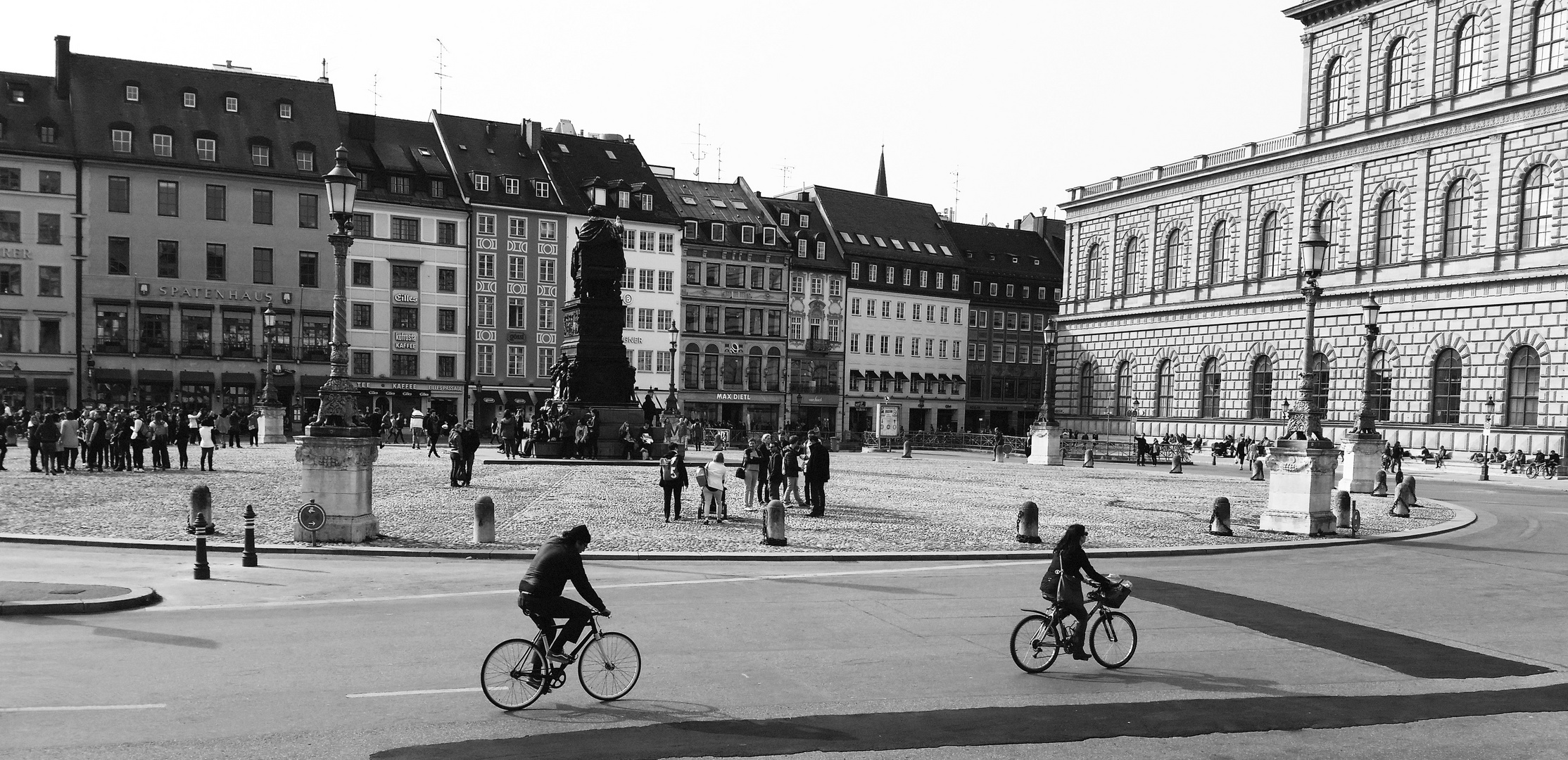 Über den Max-Joseph-Platz