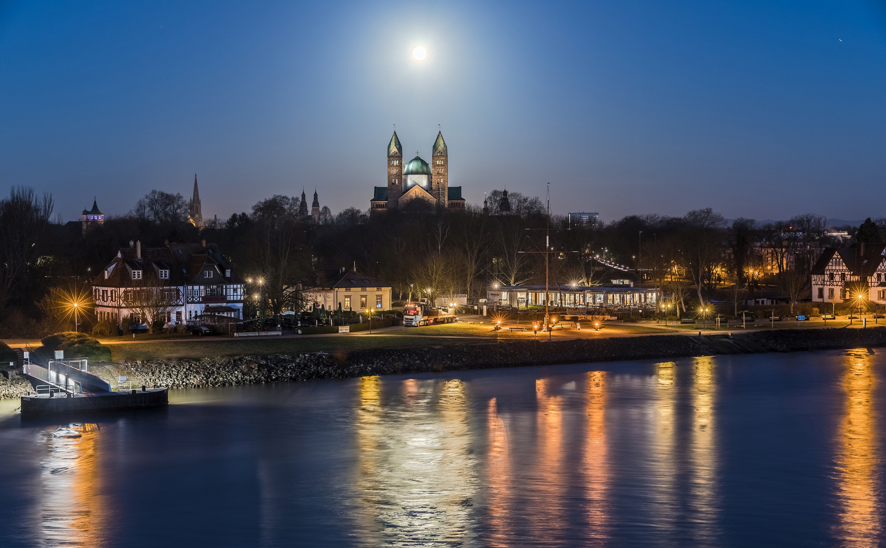 Über den Rhein zum Mond ....