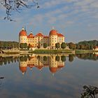 Über den See zum Schloss geschaut bei bestem Spätsommerwetter