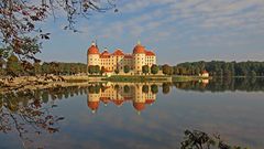 Über den See zum Schloss geschaut bei bestem Spätsommerwetter