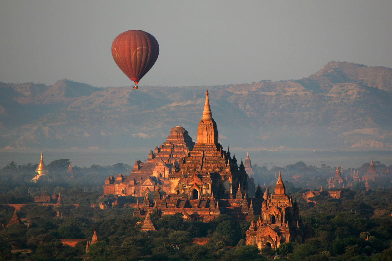 Über den Tempeln von Bagan