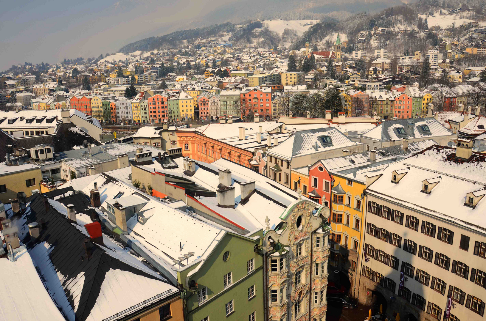 über den verschneiten Dächern von Innsbruck, Tirol, Österreich