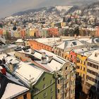 über den verschneiten Dächern von Innsbruck, Tirol, Österreich