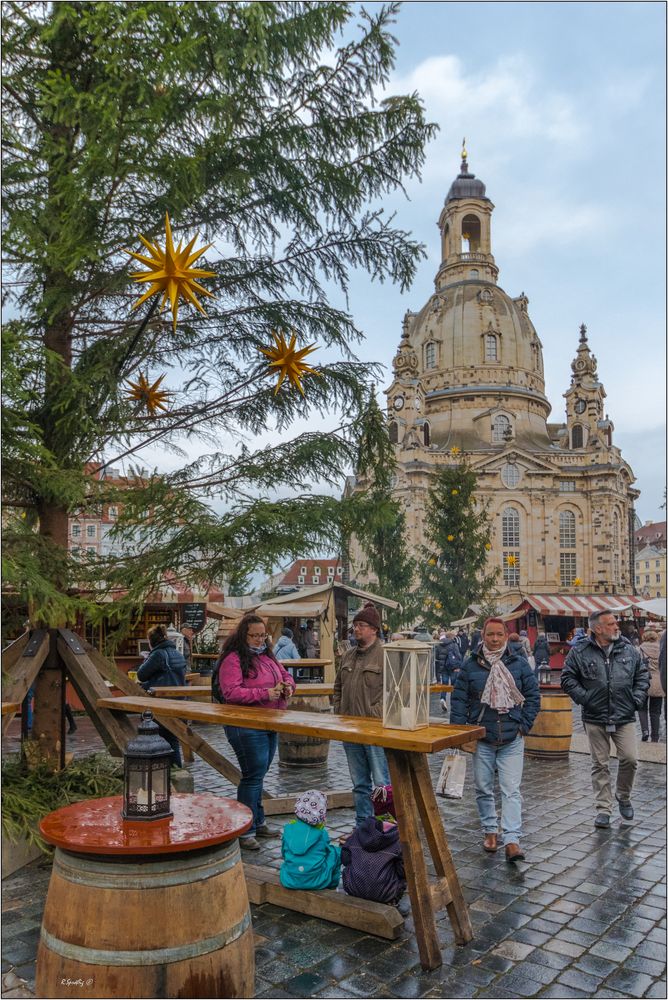 - über den weihnachtlichen Neumarkt bummeln -