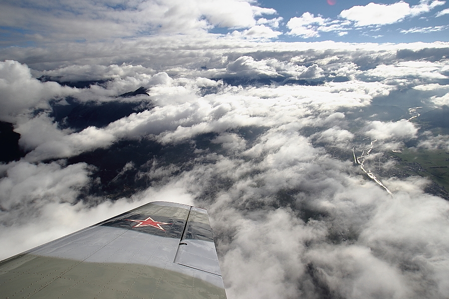 Über den wolken - 11.10.2015 - YAK 52- Pilot Bernhard Langhans