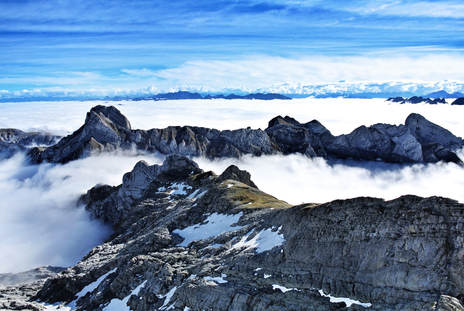 - ÜBER DEN WOLKEN -