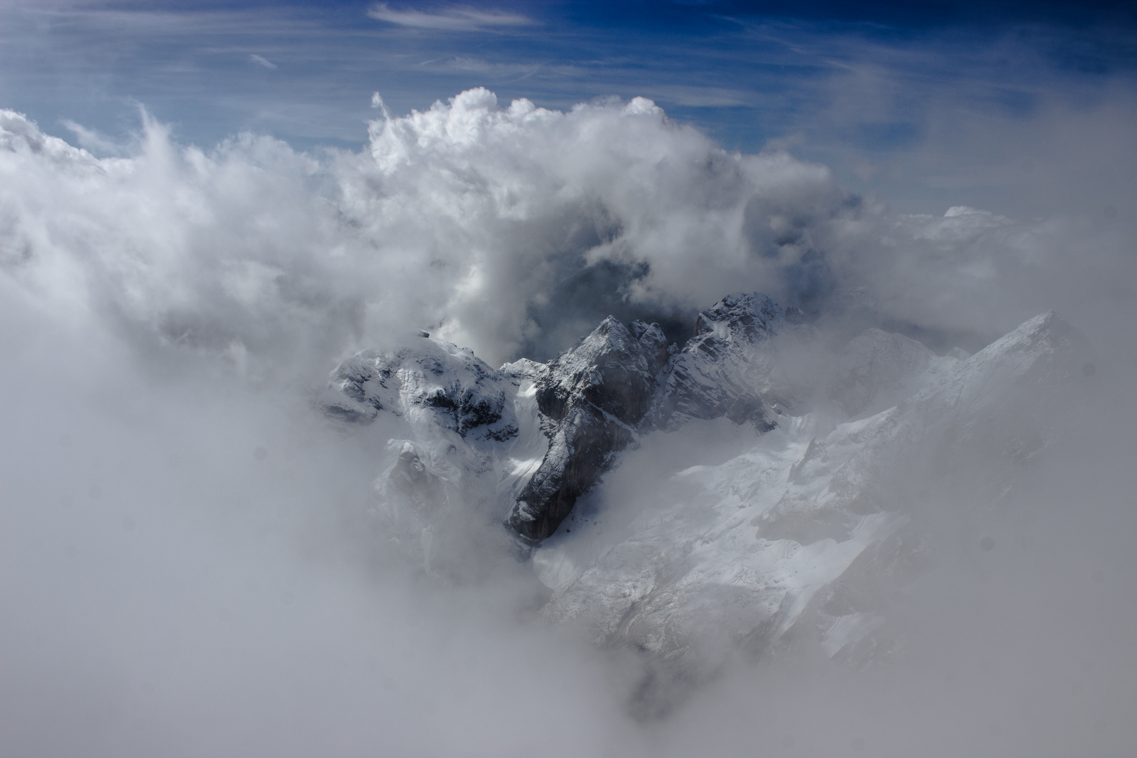 Über den Wolken auf dem Berg Marmolata ( Dolomiten )