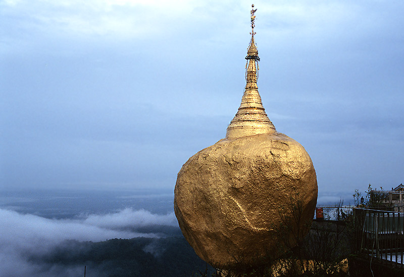 Über den Wolken, der Golden Rock in Kyaikto