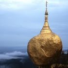 Über den Wolken, der Golden Rock in Kyaikto