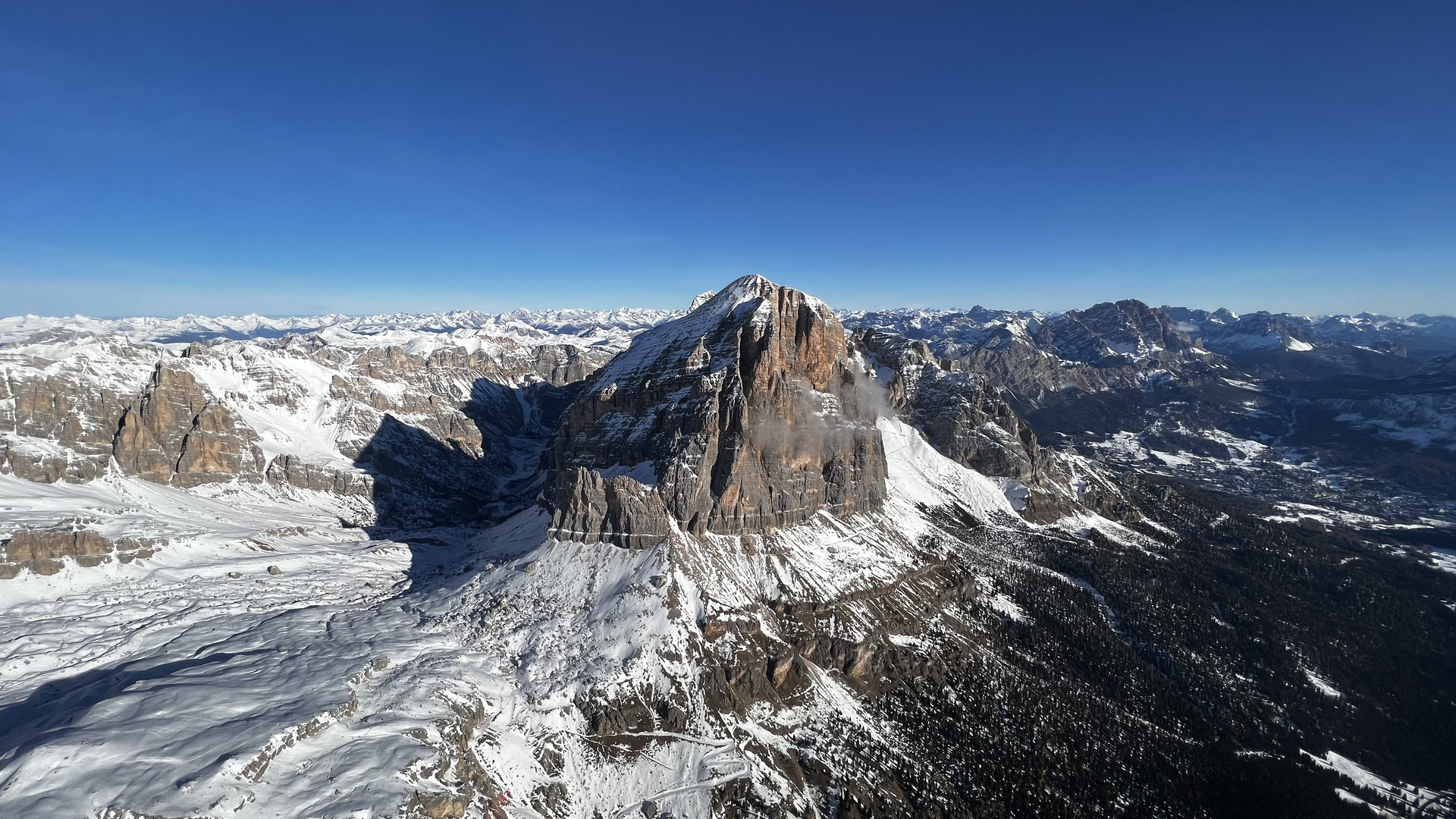 Über den Wolken entlang der Dolomiten 