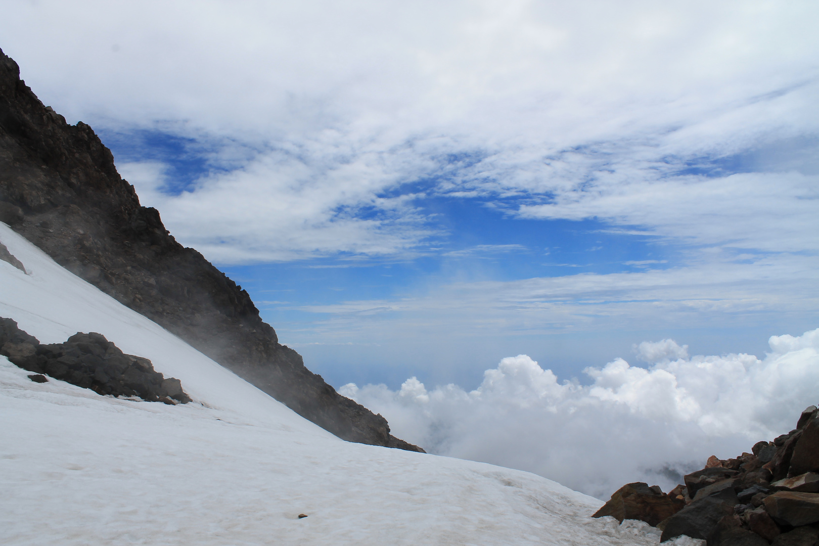 über den Wolken im Vulkankrater