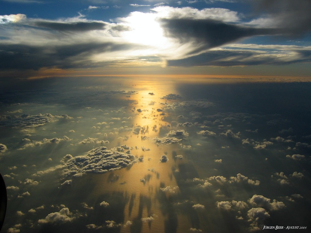 ... über den Wolken, muß die Freiheit ....