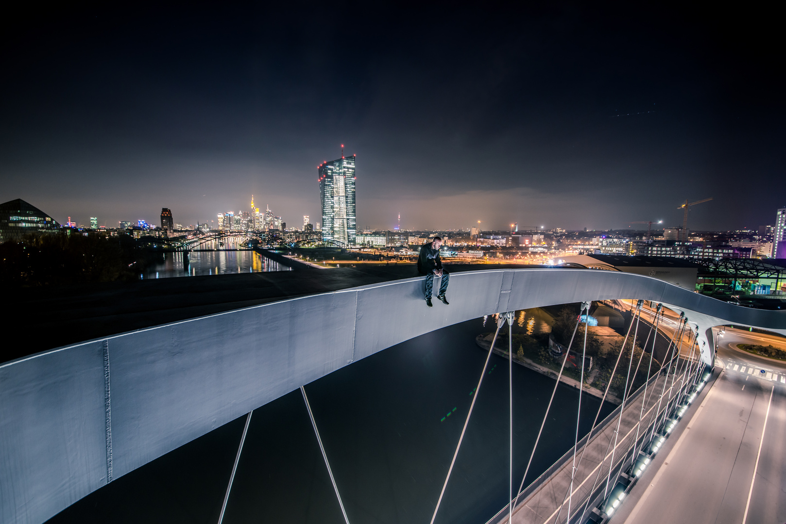 Über der Brücke.