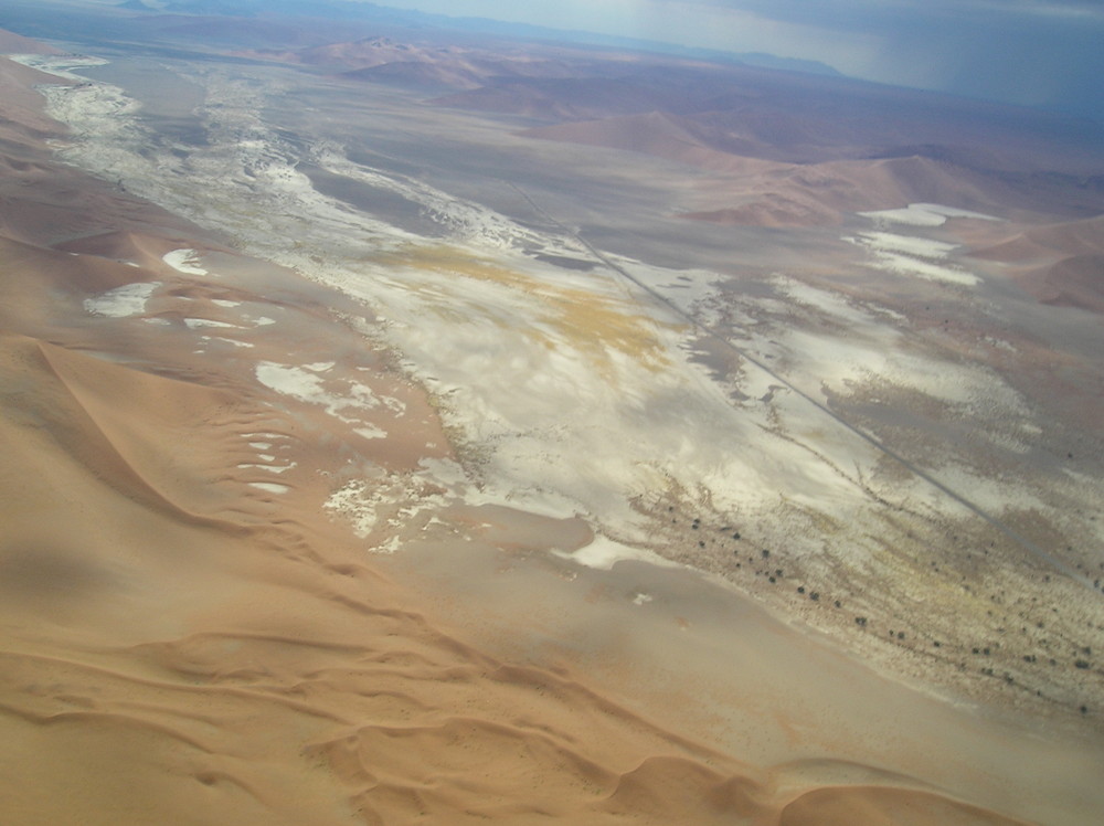 Über der Namibwüste I